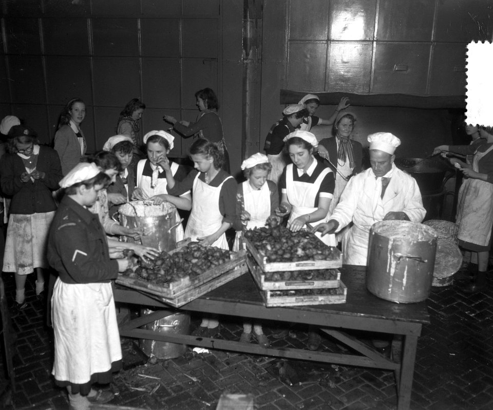 Oliebollenbakken in Oranje Nassau Kazerne voor Emma Kinderziekenhuis, Bestanddeelnr 904-9015