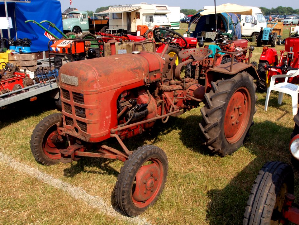 Old red Fahr tracktor pic2