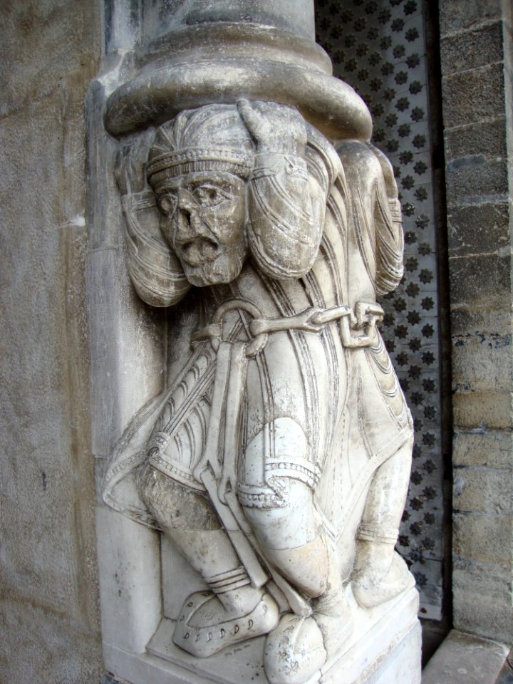 Oloron-Sainte-Marie (Pyr-Atl) détail support porche Cathedrale-Ste Marie