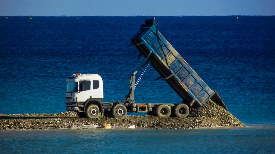 Gravel embankment fill vehicle