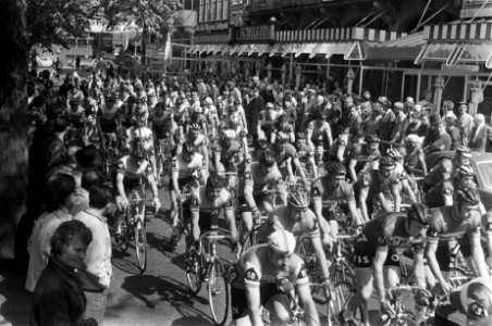 Olympias Tour door Nederland start op Rembrandtsplein, Amsterdam, Bestanddeelnr 922-4208