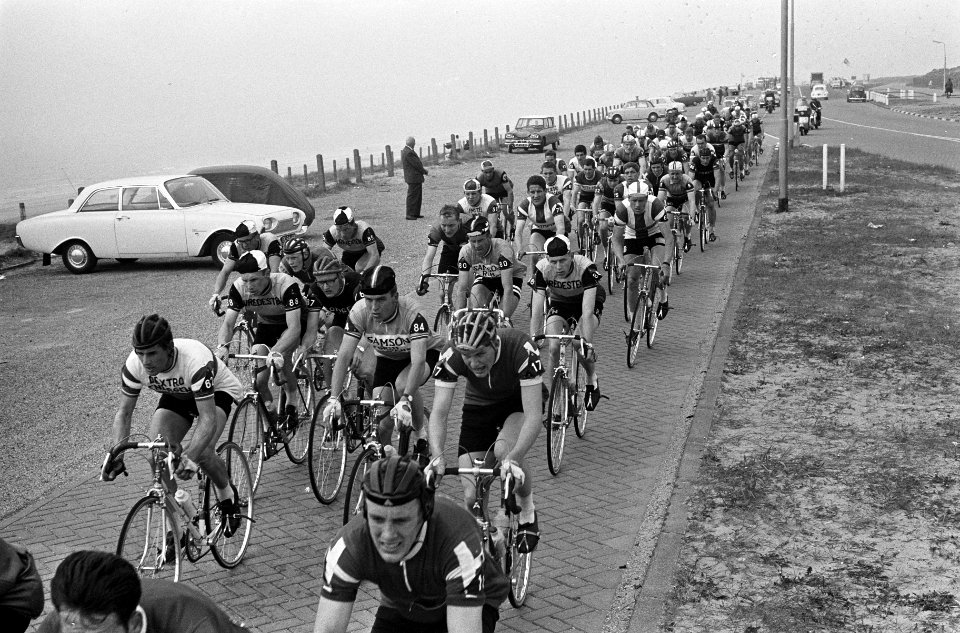Olympias Toer Henk Cornelisse gaat als eerste over de finish te Vlaardingen, ove, Bestanddeelnr 916-4606