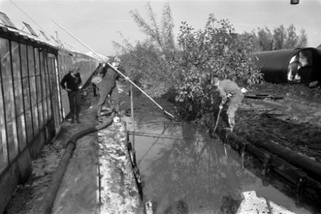 Olieramp in Aalsmeer, in elkaar gezakte olietank, reinigingswerkzaamheden, Bestanddeelnr 925-9324