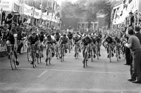 Olympias toer door Nederland, finish zesde etappe Leo Duyndam als eerste (geheel, Bestanddeelnr 919-1581
