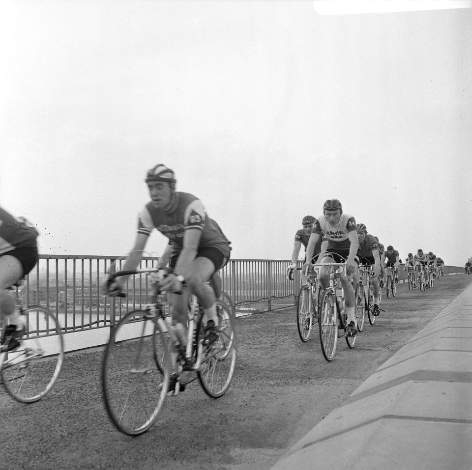 Olympias toer, het peleton op de Van Brienenoordbrug, Bestanddeelnr 919-1651