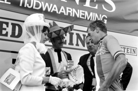 Olympias Tour door Nederland. Winnaar Piet Hoekstra met trui, Bestanddeelnr 922-4213