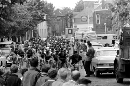 Olympias Tour tweede etappe. De renners nog bijeen te Breukelen, Bestanddeelnr 921-3836