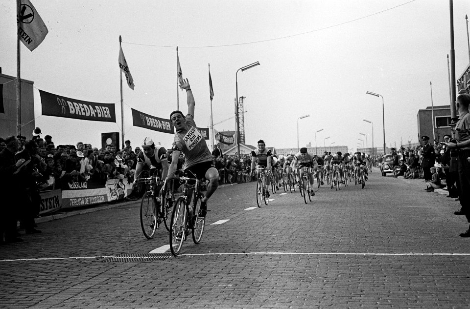 Olympias Toer Henk Cornelisse gaat als eerste over de finish te Vlaardingen, Bestanddeelnr 916-4604