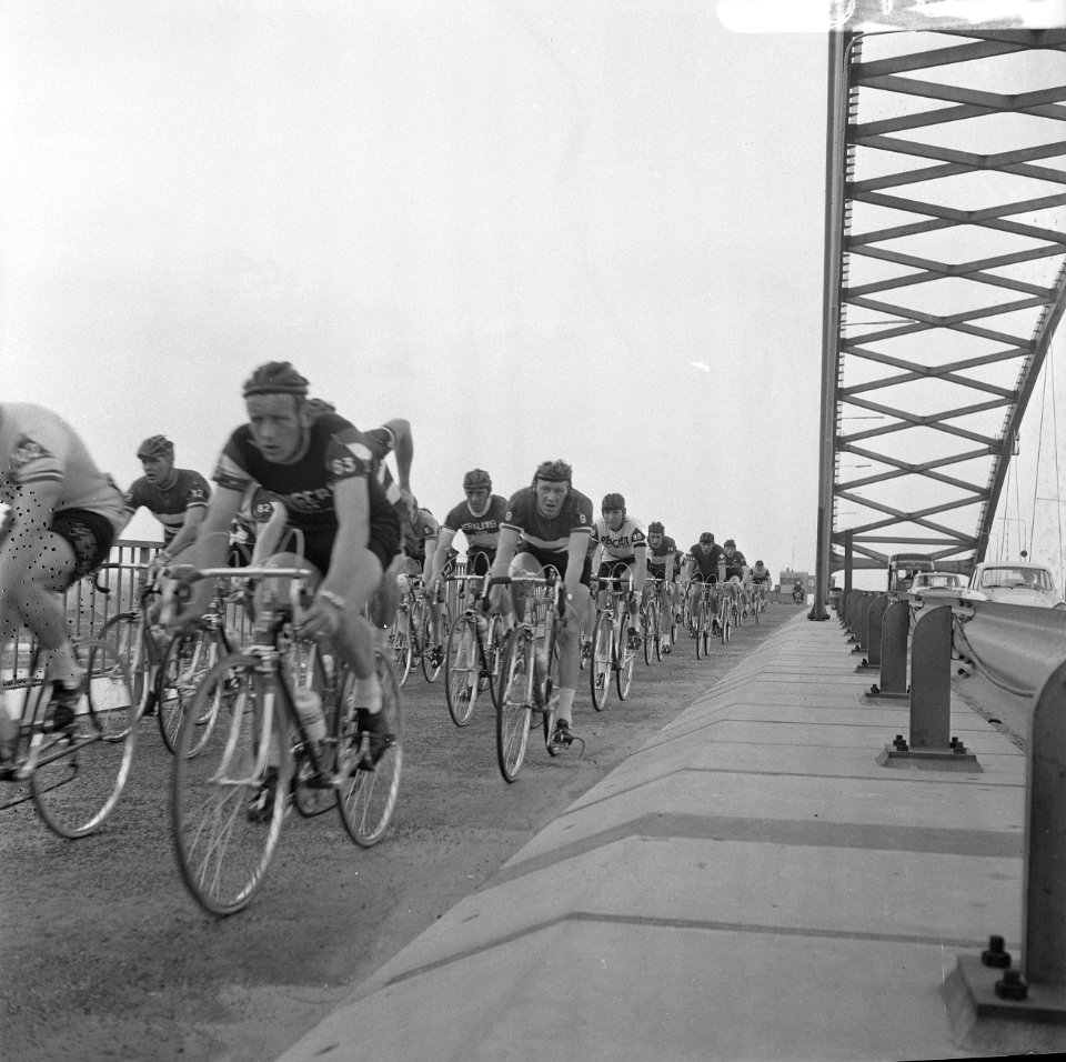 Olympias toer, het peleton op de Van Brienenoordbrug, Bestanddeelnr 919-1650