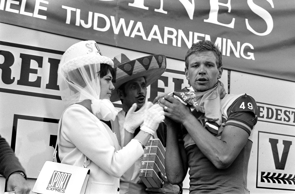 Olympias Tour finish 1e etappe te Breda. Winnaar Piet Hoekstra krijgt trui aan, Bestanddeelnr 922-4212