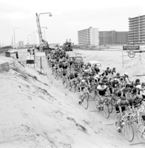 Olympiatour in Amsterdam van start. In de Bijlmer, Bestanddeelnr 927-1489