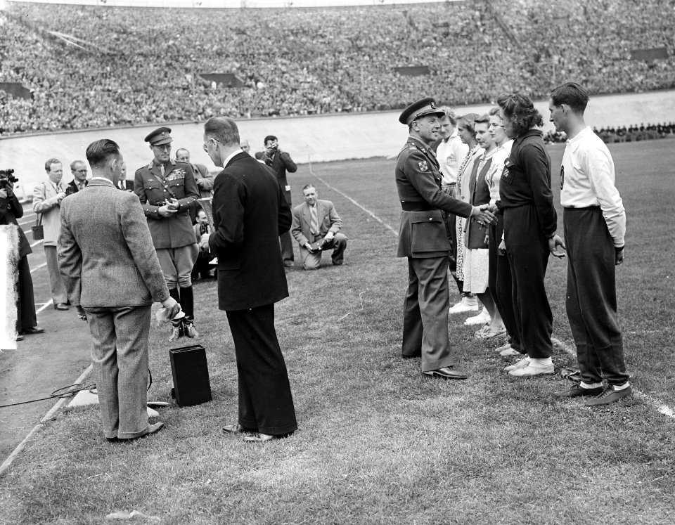 Olympisch dag in Amsterdam uitreiking Van Tuyll beker, Bestanddeelnr 903-4514