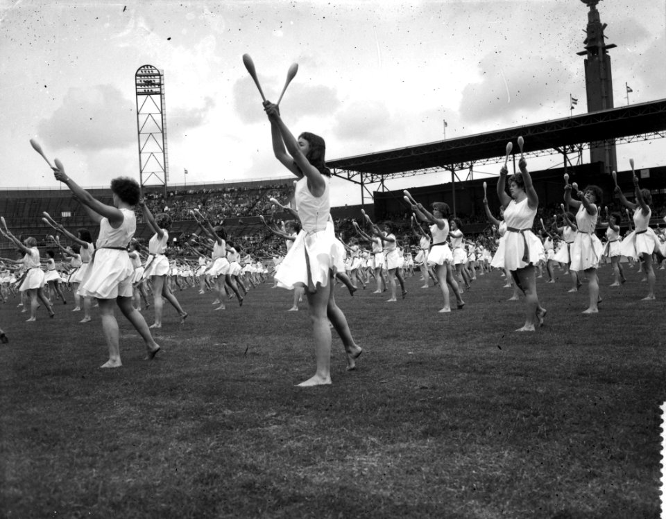 Olympische dag 1958 in het Olympisch stadion te Amsterdam, gymnastiekdemonstrati, Bestanddeelnr 909-6200
