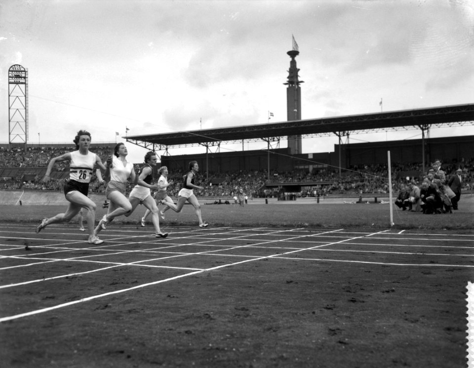 Olympische dag 1958 in het Olympisch stadion te Amsterdam, finish 100 meter dame, Bestanddeelnr 909-6215