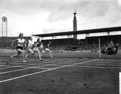 Olympische dag 1958 in het Olympisch stadion te Amsterdam, finish 100 meter dame, Bestanddeelnr 909-6215
