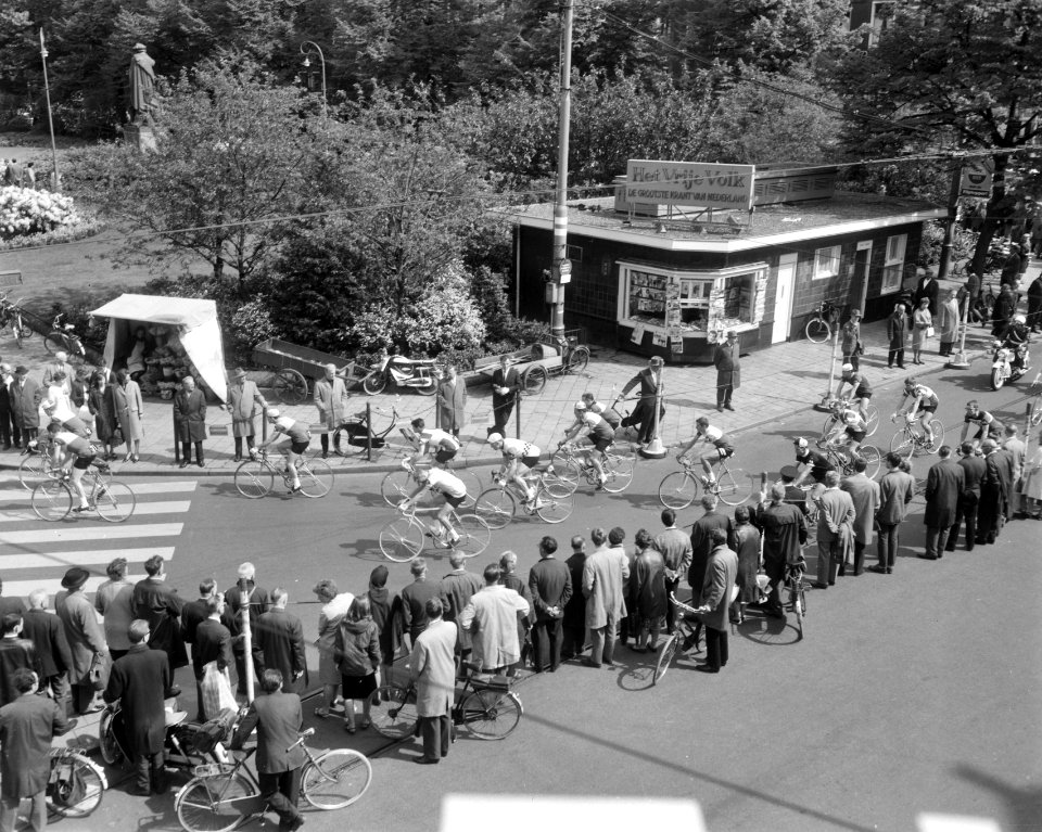 Olympiatoer, het vertrek van de wielrenners op het Rembrandtsplein, de start, Bestanddeelnr 917-8154