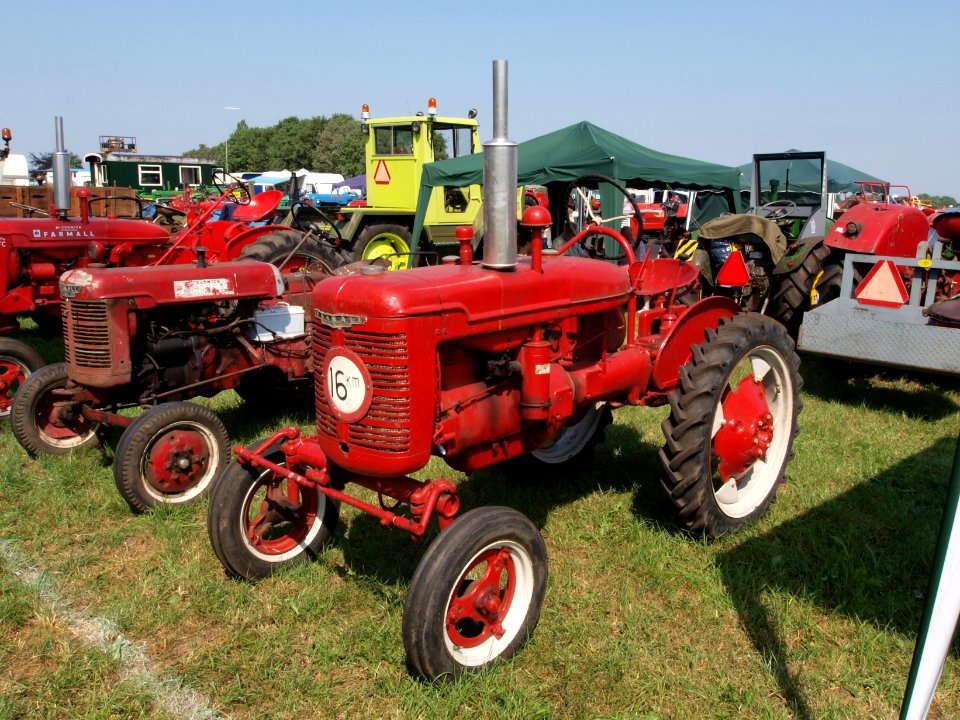 Old red Red Farmall pict1