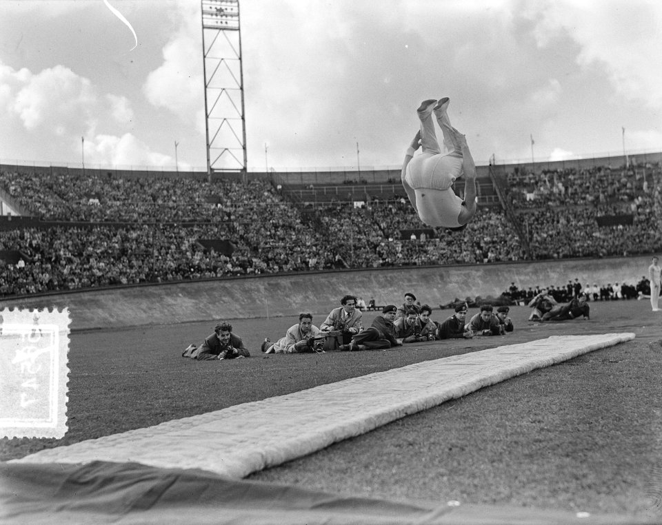 Olympische dag Amsterdam atleet duikelaar, Bestanddeelnr 905-7547