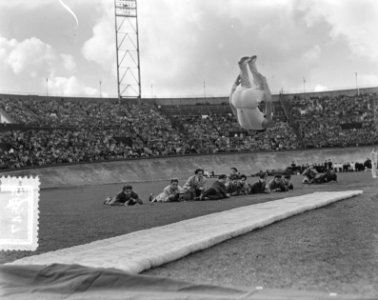 Olympische dag Amsterdam atleet duikelaar, Bestanddeelnr 905-7547