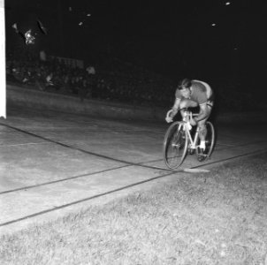 Olympisch Stadion achtervolging voor profs, Henk Nijdam aktie, Bestanddeelnr 914-1941