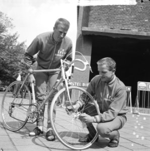 Olympiatoer van start, A. van Middelkoop (links) en E. Dolman helpen elkaar, Bestanddeelnr 917-8166
