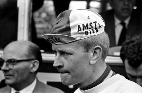 Olympiatoer 1965, Harry Steevens krijgt trui aan, Bestanddeelnr 917-8202