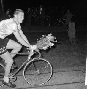 Olympisch Stadion achtervolging voor profs, Henk Nijdam aktie, Bestanddeelnr 914-1938