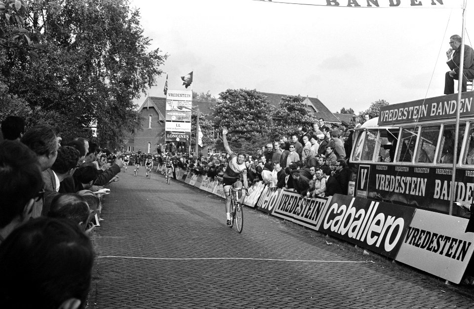 Olympias Tour finish 1e etappe te Breda. Piet Hoekstra finisht als winnaar, Bestanddeelnr 922-4210