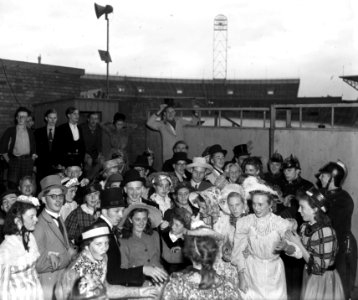 Olympisch Stadion. Repetitie Dag van de Jeugd. Verklede jongeren, Bestanddeelnr 934-5203
