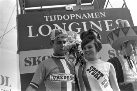 Olympias tour. Tijdrit in Amsterdam gewonnen door Harry Jansen met bloemen, Bestanddeelnr 921-3795