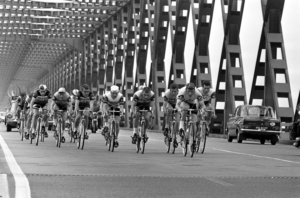 Olympiatoer 1965, de kopgroep van 14 man op de Moerdijkbr in midden Harry Steeve, Bestanddeelnr 917-8199