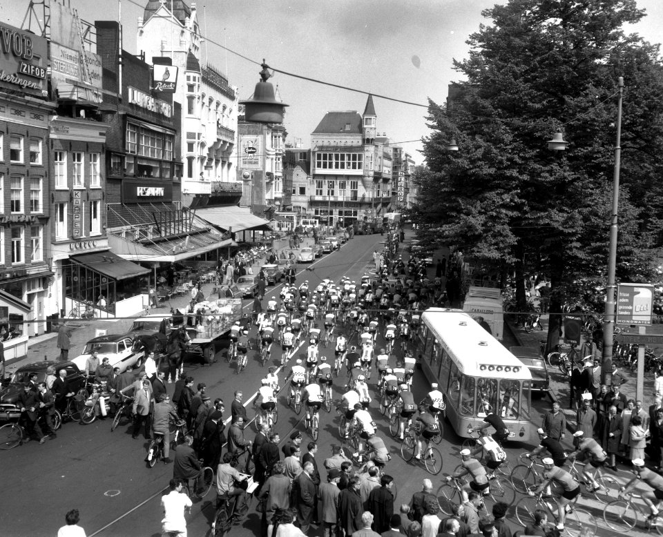 Olympiatoer, het vertrek van de wielrenners op het Rembrandtsplein, de start, Bestanddeelnr 917-8155