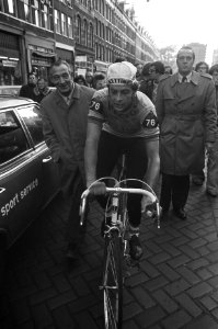 Olympias toer door Nederland, rondewinnaar Roy Schuiten na aankomst, Bestanddeelnr 927-1667