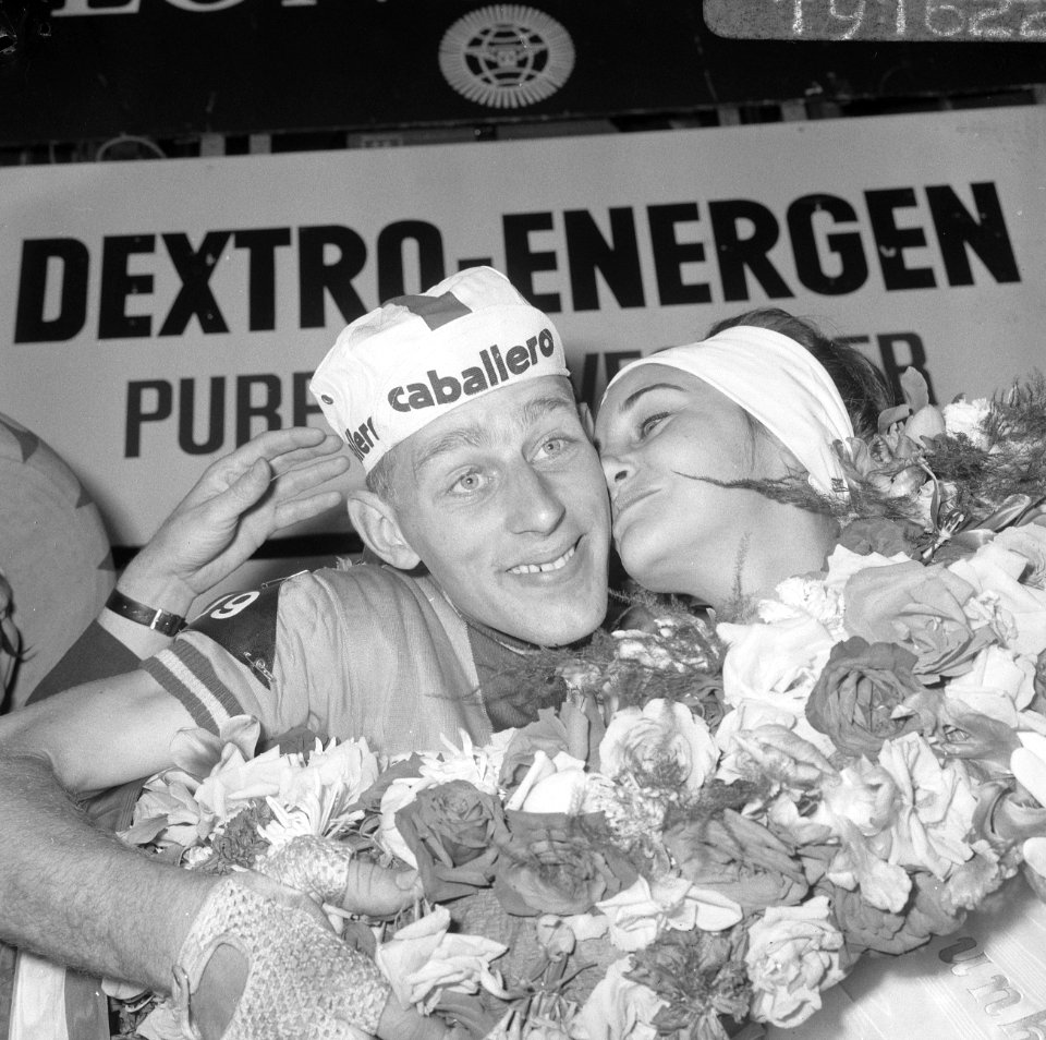 Olympias toer 1966, winnaar Jan van der Horst uit Haar lem en de toermiss, Bestanddeelnr 919-1622