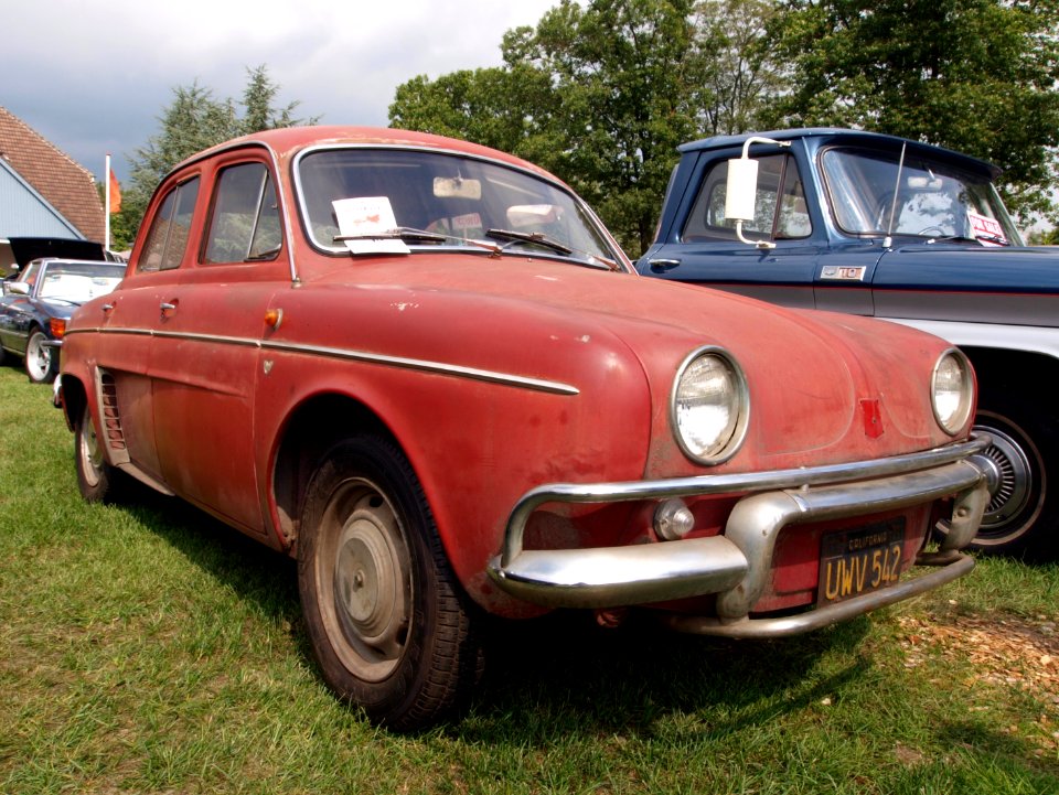 Old red Renault photo-3