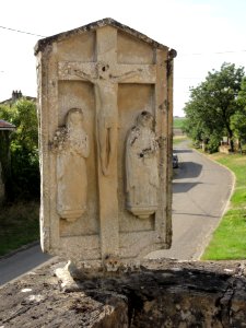 Ollières (Spincourt, Meuse) croix sur le mur du cimetière, recto