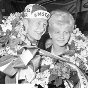 Olympiatour weer in Amsterdam, de winnaar Harry Steevens met zijn verloofde Marg, Bestanddeelnr 917-8289