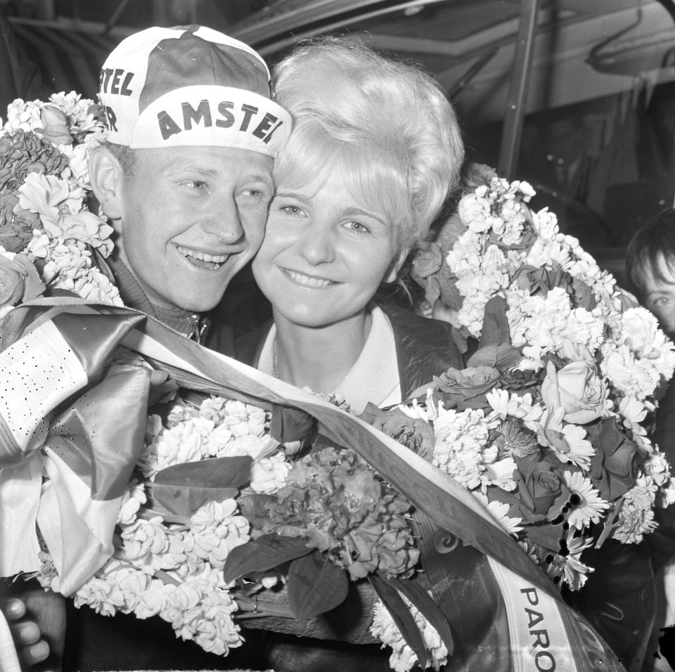 Olympiatour weer in Amsterdam, de winnaar Harry Steevens met zijn verloofde Marg, Bestanddeelnr 917-8288