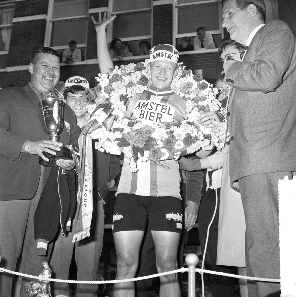 Olympiatour weer in Amsterdam, Harry Steevens met krans, Bestanddeelnr 917-8291