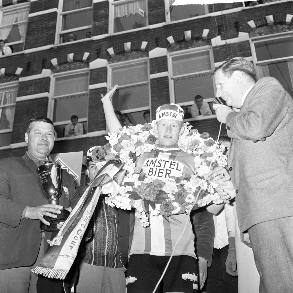 Olympiatour weer in Amsterdam, Harry Steevens met krans, Bestanddeelnr 917-8290
