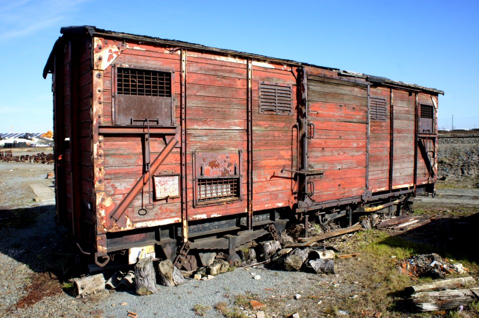 Old railroad wagon at the Oosterweelsteenweg, Port of Antwerp, pic2