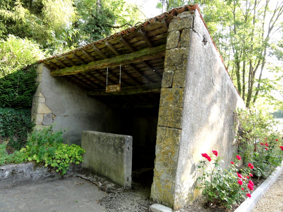 Ollières (Spincourt, Meuse) fontaine-lavoir (01)