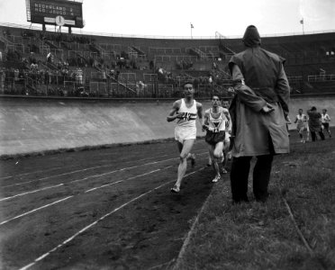 Olympische dag 1958 in het Olympisch stadion te Amsterdam, Gordon Pirie aan kop , Bestanddeelnr 909-6212