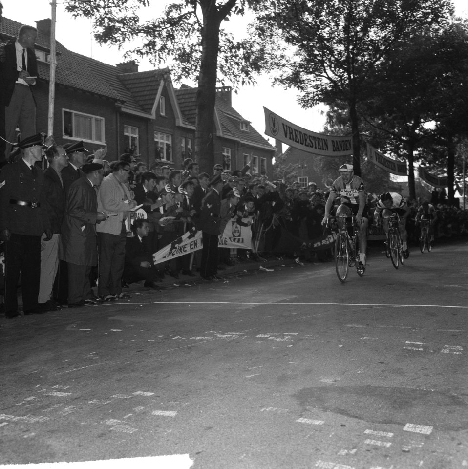Olympiatoer 1065, Harry Steevens gaat als eerste door finish te Geleen, Bestanddeelnr 917-8246