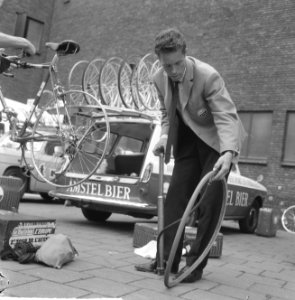 Olympiatoer van start, Rudi Liebrechts pompt zijn bandje op, Bestanddeelnr 917-8167
