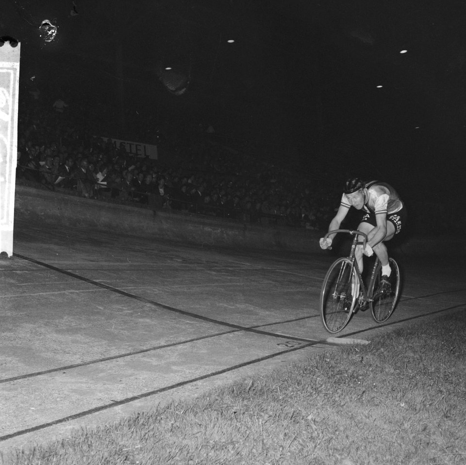 Olympisch Stadion achtervolging voor profs, Henk Nijdam aktie, Bestanddeelnr 914-1940
