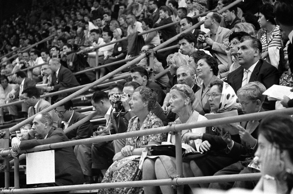 Olympische Spelen te Rome, koningin Juliana tussen publiek op tribune bij turnen, Bestanddeelnr 911-5849