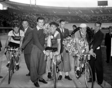 Olympisch stadion. Wegwedstrijd Amsterdam-Arnhem-Amsterdam voor amateurs. Van li, Bestanddeelnr 904-0658