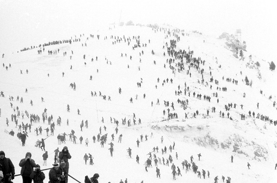Olympische Spelen Grenoble, drukte op ski-helling, Bestanddeelnr 921-0902