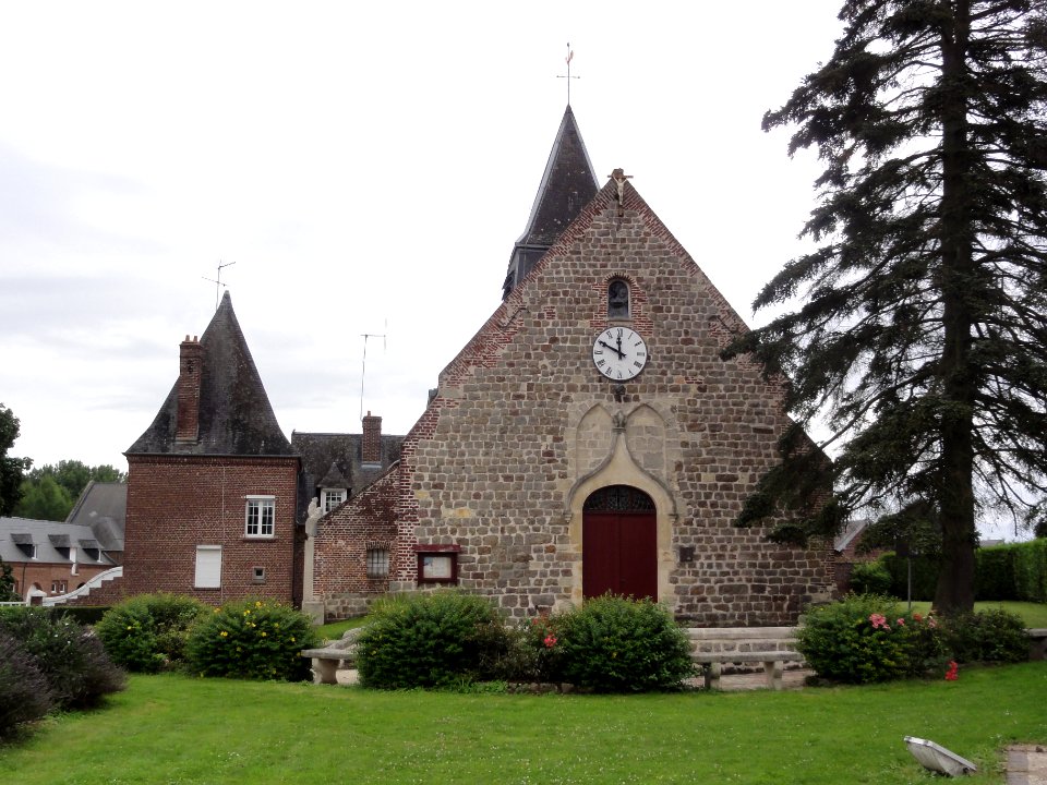 Ollezy (Aisne) église et un bout du manoir